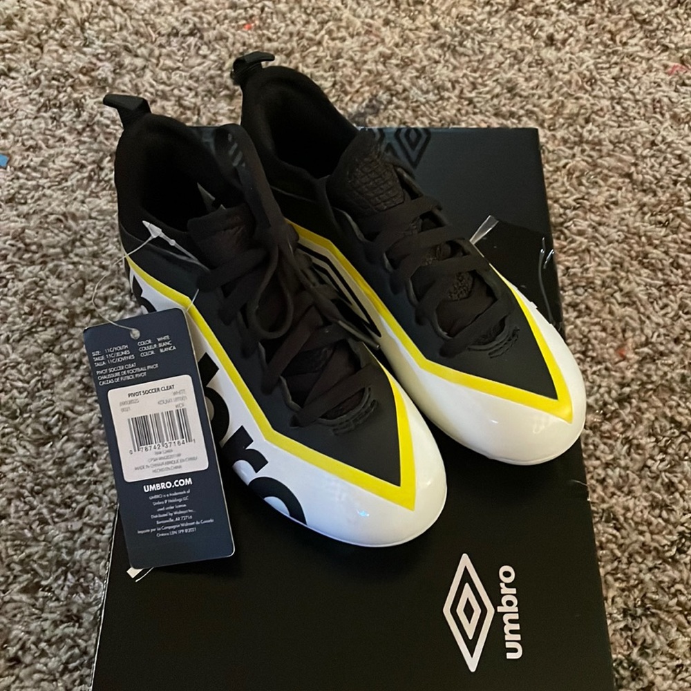 NWT Umbro Pivot Soccer Cleat, youth size 11